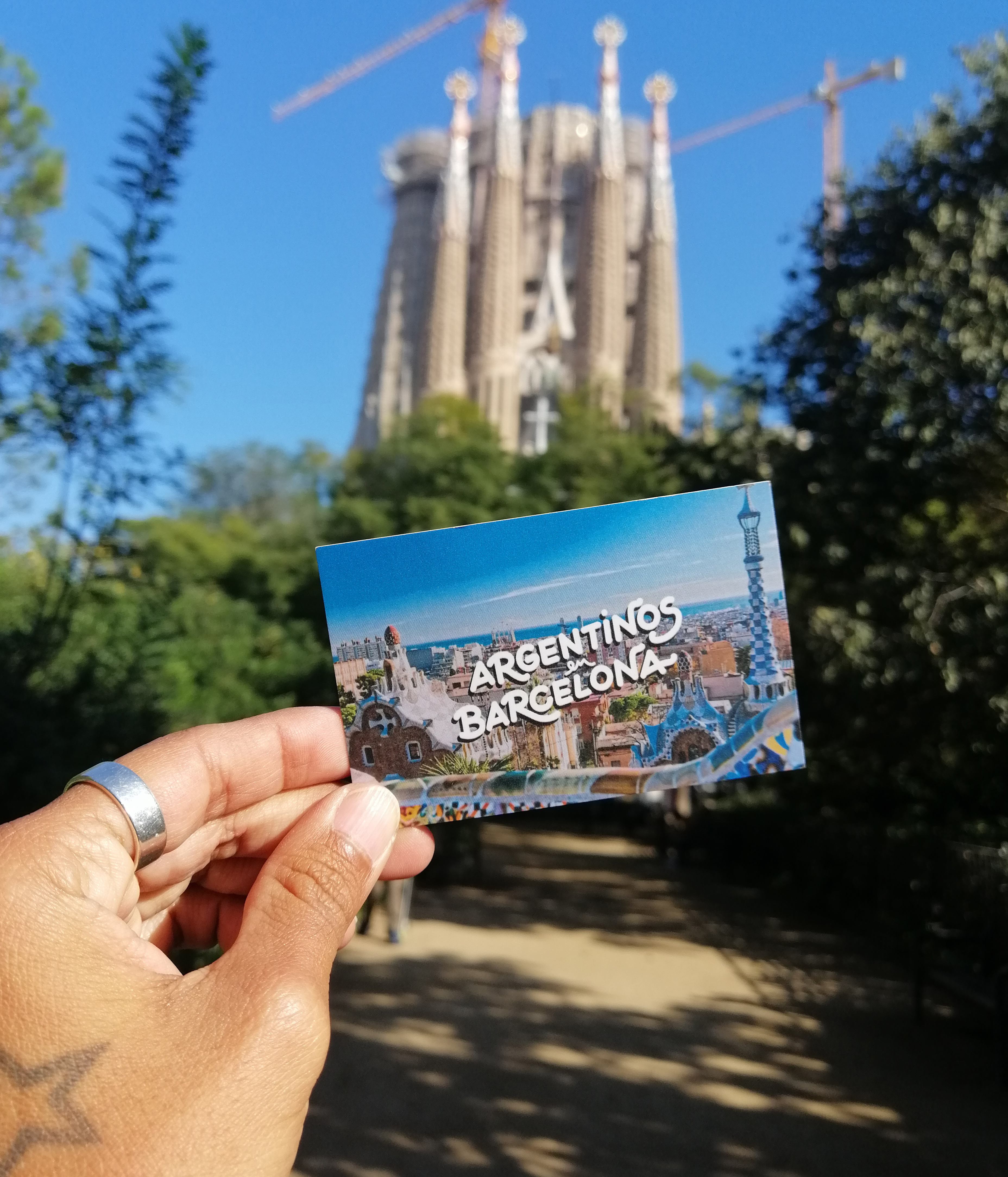 Postal de Argentinos en Barcelona frente a la Sagrada Familia